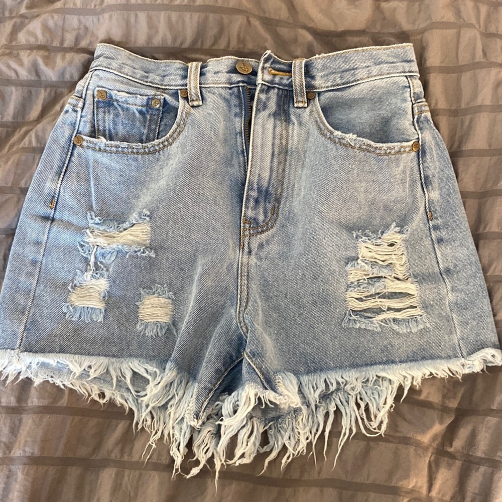 NWT Distressed high rise Minkpink Dennis shorts, light wash